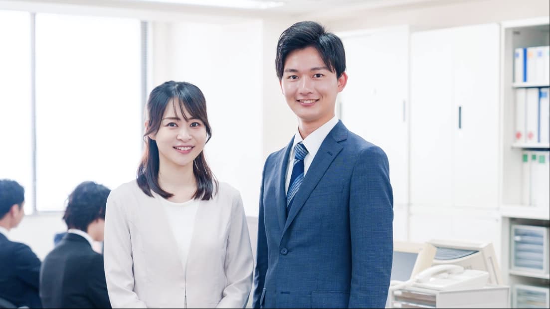 オフィスにいるスーツ姿の人々の写真