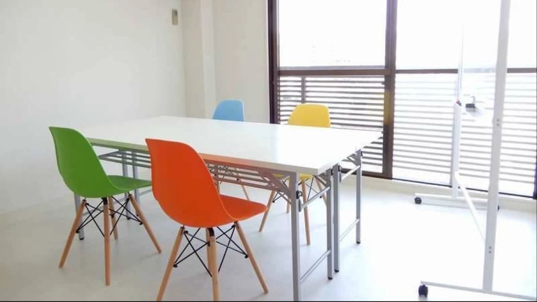 オフィスにいるスーツ姿の人々の写真