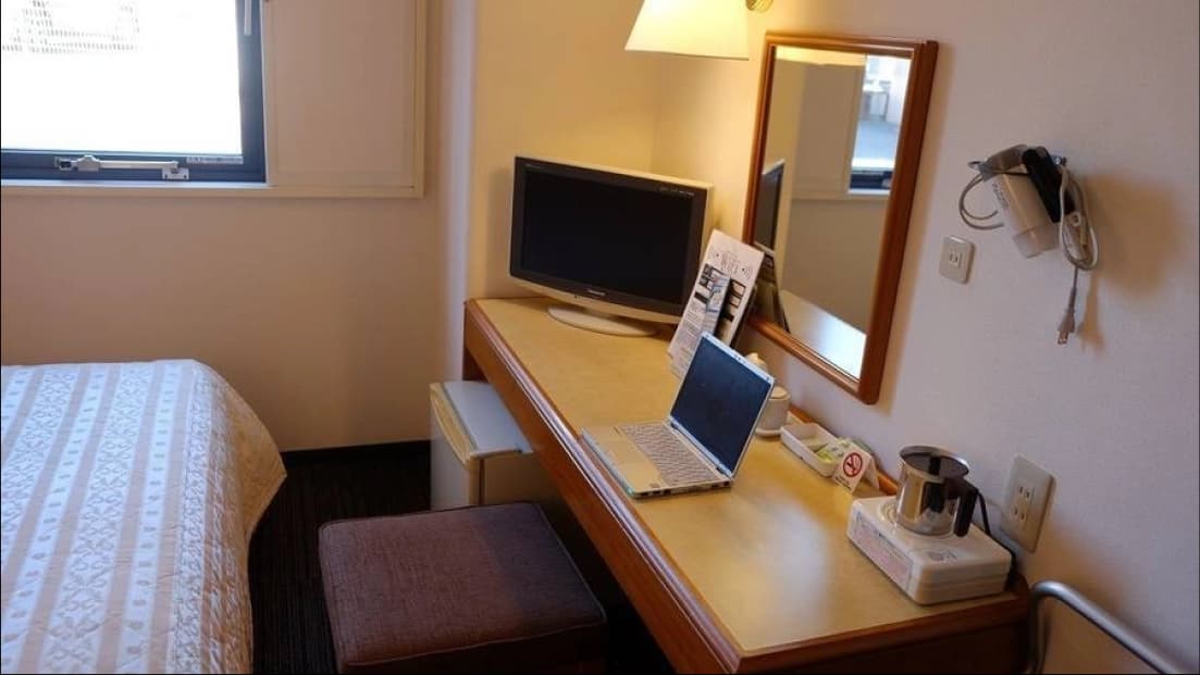 オフィスでPCで作業をする人々の写真