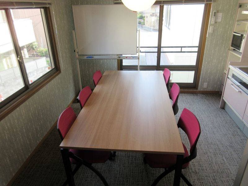 貸会議室鴨川デルタ　アオゲラ キッチンのある貸会議室