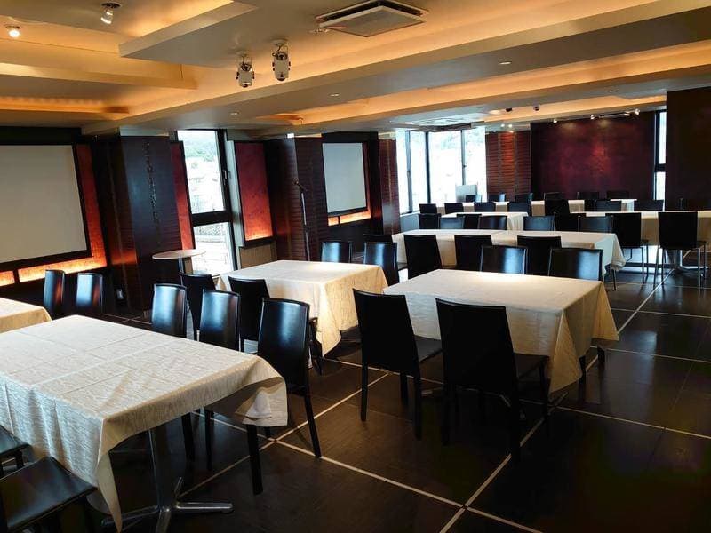 平安神宮大鳥居を望む広々としたパーティ会場と総檜造りの能舞台 写真3