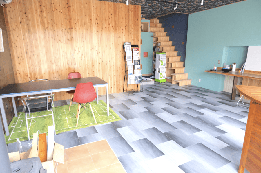 BASE (1F)