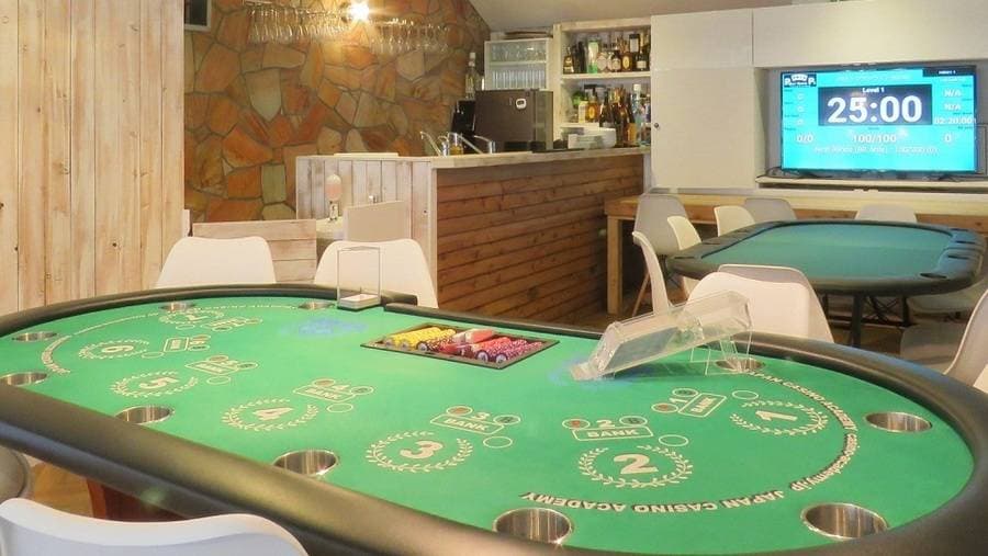 代官山のオシャレで明るいカジノバー