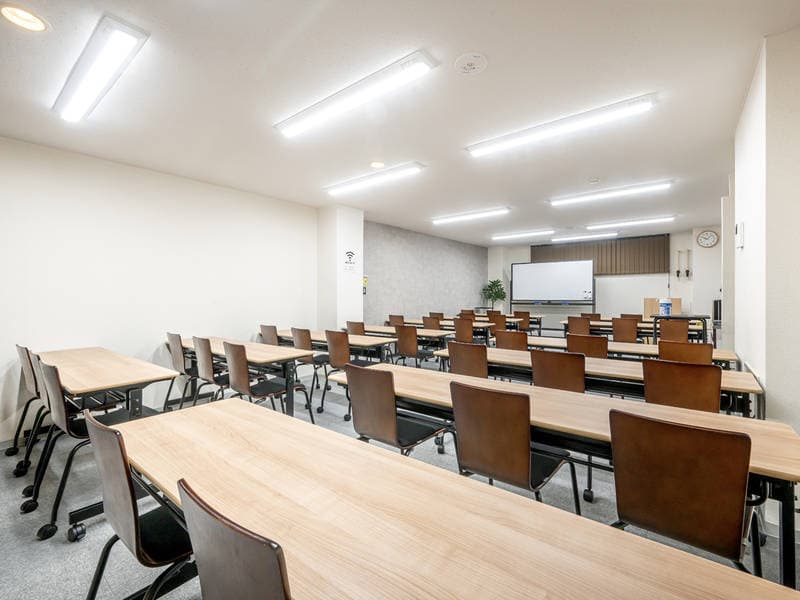 【ROOMs新宿御苑前店】新宿御苑前駅 徒歩4分