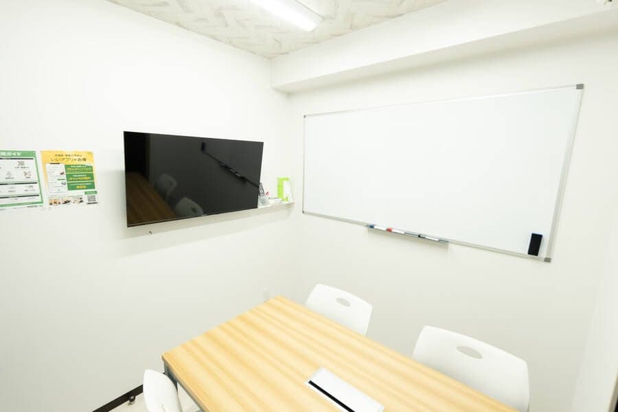 【個別空調完備！鍵・モニター付！】4名用会議室【海】
