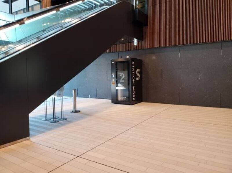 川崎駅西口(JR川崎タワー オフィスエントランスエスカレーター下) 写真2